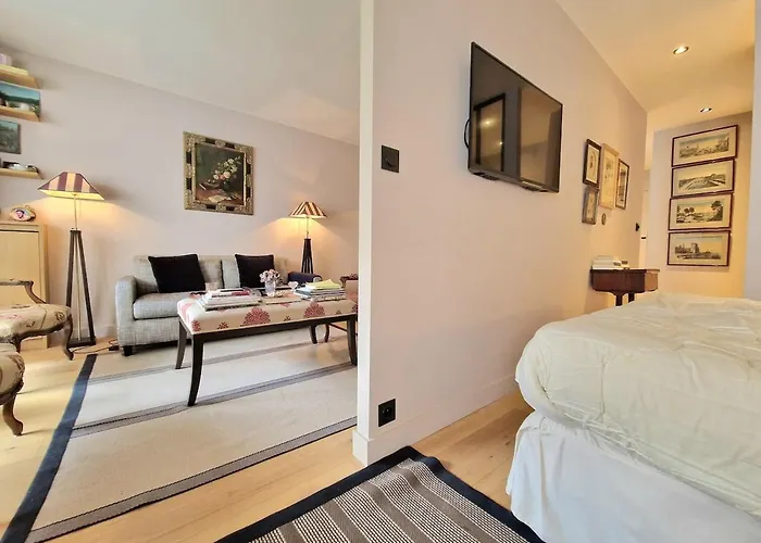 Iconic Area In - Elegant Parisian Apartament Paryż